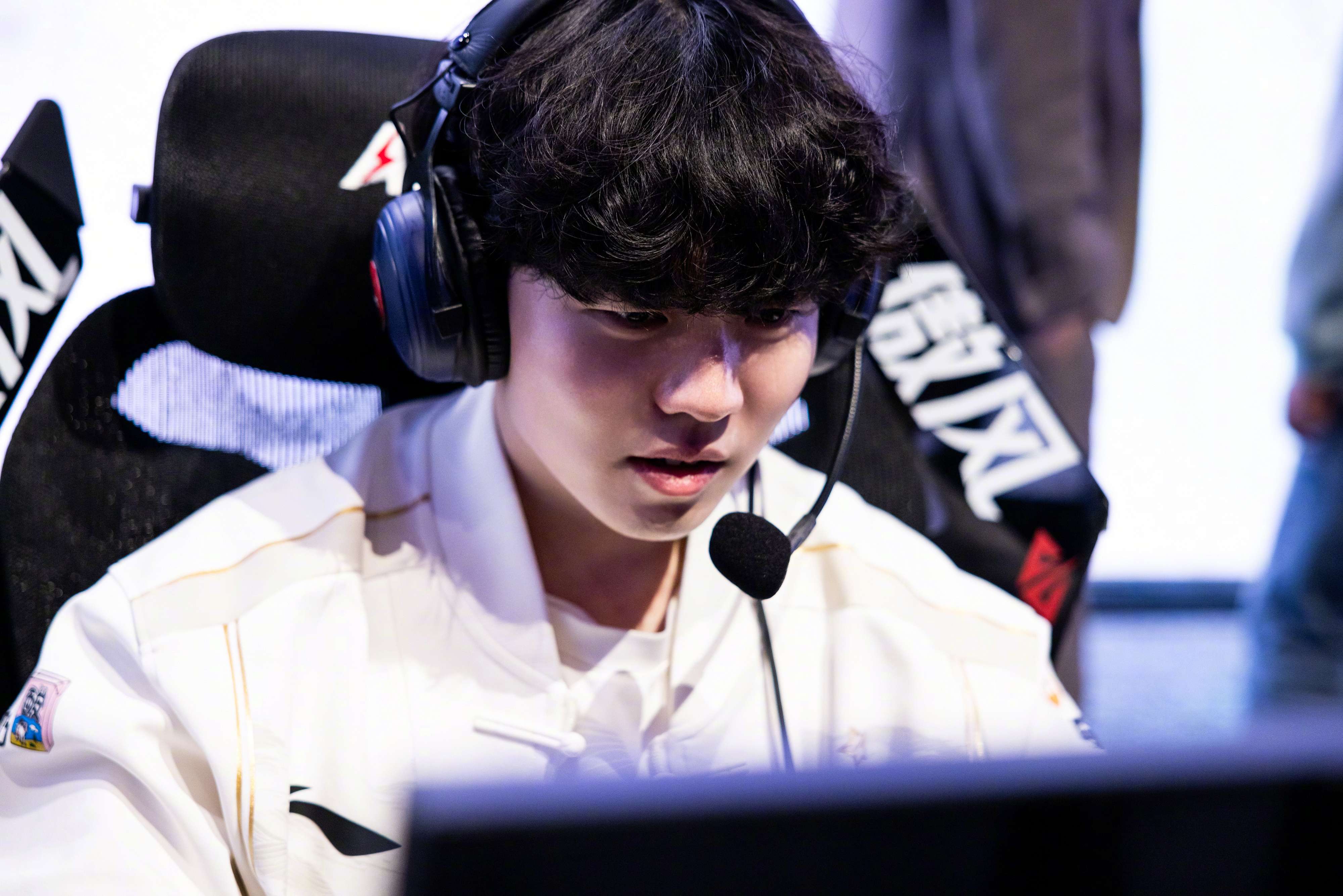 关于PSG绝杀WBG,Ruler极限生还后反打焦点之战2025世界赛,让粉丝疯狂欢呼的信息 关于PSG绝杀WBG,Ruler极限生还后反打焦点之战2025世界赛,让粉丝疯狂欢呼的信息